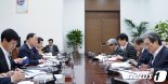文대통령 "1인 가구 위한 정책종합패키지 만들라"(종합)