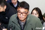 '성폭행 의혹' 김건모 경찰 출석.. 취재진 질문엔 '침묵'