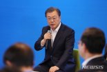 文대통령 "전례 없는 특단 대책 마련...방역·경제 다 잡아야"