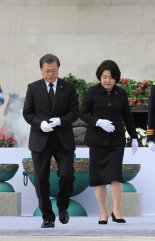 [fn포토] 제주4·3 상징 동백꽃을 헌화하는 문 대통령 내외