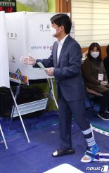 '발 깁스' 안철수 "민주주의에서 가장 중요한 것, 투표 참여"