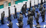 육군훈련소 "코로나 확진 3명 처음부터 격리...다른 훈련병과 안겹쳐"