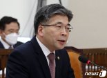 경찰청장 "검찰에게 받은 특감반원 휴대폰 자료 부족… 강제수사 검토"