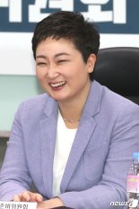 이언주 “촛불의 역습 두렵지 않냐..인간의 탈을 쓴 위선” 정부 비판