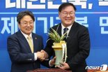 문 대통령, 여야 신임 원내대표에 '축하 난' 보내