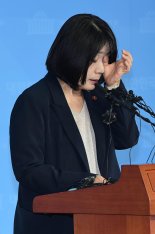 반격 나선 윤미향, 딸 학비 논란에 "김복동 할머니가 주신 용돈"