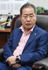 홍준표 의원 "김종인과 나는 달라… 보수우파의 길은 자유·공정·서민" [인터뷰]