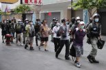 홍콩 경찰,  보안법 시행 당일 시위대 30명 체포