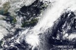 제12호 태풍 ‘돌핀’, 일본 열도 향해 북상...한반도 비켜갈듯
