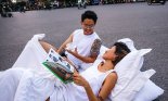 시내 도로에 침대놓고 야한 웨딩사진..베트남 예비부부 논란