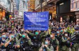 중국 국경절, 홍콩에서 시위자 최소 69명 체포