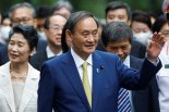 스가, '일본판 블랙리스트' 사건으로 지지율 낙하