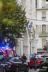 프랑스 또 참수 테러··· 니스 노트르담 성당 테러에 3명 사망