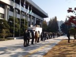 (속보)영흥 주민들 자체매립장 선정 반대 시위...공무원 100명 인의장벽 설치 '차단'