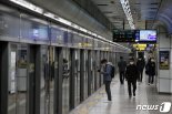오늘부터 서울지하철도 22시 이후 20% 운행 줄인다