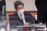 '제3후보론' 거론되는 이인영.."정권 재창출에 역할 다할 것"