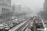 '폭설 우려, 서울시 선제 '제설2단계' 격상..."대중교통 증회 운행"