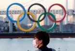日각료 '올림픽 취소 가능성' 언급 파문...스가 지지율 33%로 급락