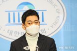 '성추행' 김종철 사퇴..오신환 "정의당이 민주당보다 건강"