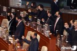 헌정 사상 첫 판사 탄핵안 가결…여야 엇갈린 반응