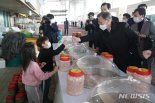 상인들 "힘내세요"...활짝 열린 文대통령의 지갑