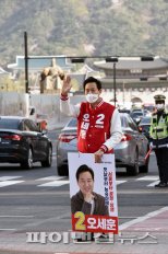 출근길 시민들에 인사하는 오세훈 후보