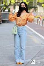 [포토] 김나희, '블라우스와 힐 오렌지색으로 깔맞춤'