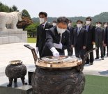 김용래 특허청장,현충원·1호 특허권자 정인호지사 묘역참배