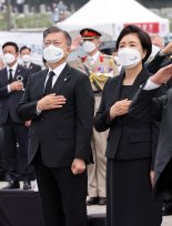 文대통령 "억울한 죽음 낳은 병영문화 폐습 매우 송구...바로 잡겠다"