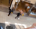 애들 싸움에 격분, 권총 꺼내든 엄마..미국 쇼핑몰 아수라장 (영상)