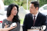 김부선 “강용석, 제발 오버 좀 그만”···상의 없이 재판 나왔나