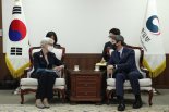 '북한통' 셔먼 만난 이인영 "北과의 외교가 무엇보다 중요"