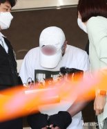 제주 중학생 살해범들 검찰 송치…마스크와 모자로 얼굴 가려
