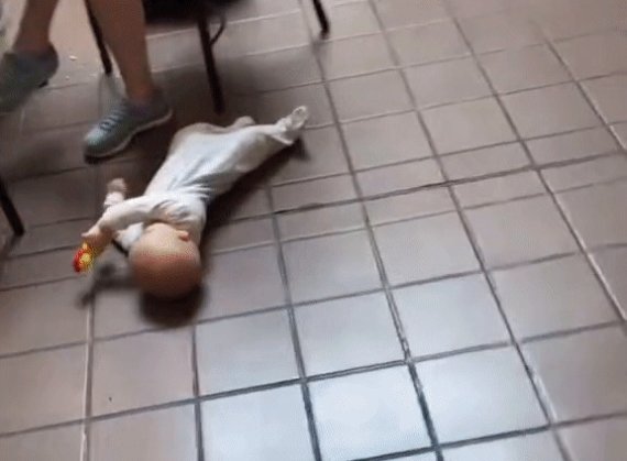 쇼핑몰 바닥에 갓난아기 내려놓고 식사한 부부