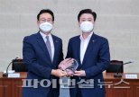 [fn포토] 재직기념패 받는 고영권 제주도 정무부지사