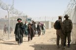 아프간 난민, 공항 막히자 파키스탄으로 걸어서 피난