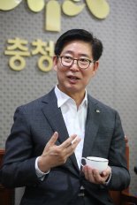 양승조 충남지사 "충남공항·광역철도 완성 위해 도민 모두의 힘 합칠것" [로컬 포커스 자치단체장을 만나다]