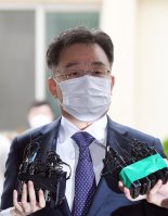 '화천대유 대주주' 김만배, 이재명 판결 전후 '무죄 의견' 권순일 찾았다
