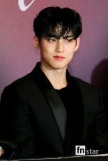 [포토] 세븐틴 민규, '앞머리 내림으로 섹시'