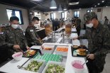 군 장병, 올 최고의 병영정책 1위는 ‘급식개선’ 크리스마스 선물 1위엔 ‘휴가’
