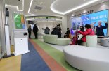 신한은행, 금융권 최초 고령층 위한 디지털 맞춤 영업점 선보여