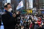 李 "코로나 봉쇄 못한다.. 스마트 방역, 경제 부스터샷 가자"