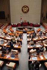 與, 예결위 소집요구 '철야농성'..홍남기에 "목을 쳐야" 비판도