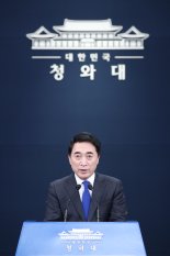 한국경제 폭망?...靑 "文정부 성과 폄훼, 尹정부 자충수 될 수 있어"