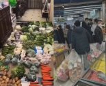 中 '경제수도' 상하이도 봉쇄..몸싸움에 사재기까지 마트는 '북새통'[영상]