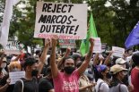 "마르코스 OUT" 시위 나선 대학생들… 필리핀 대선 후유증