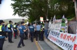 경찰 "文 양산 사저 앞 시위, 불법 행위는 엄정 대응"