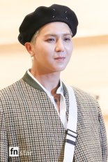 "가끔 나와 담배만 피고 사라져" 송민호, '부실 근무' 의혹..YG "규정대로 휴가 쓴 것"