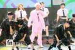 [포토] 우진영, '핑크 젠틀맨'