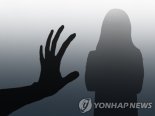 "내 방에 안오면 휴대전화 압수" 미성년 딸 협박해 성폭행 한 40대 계부